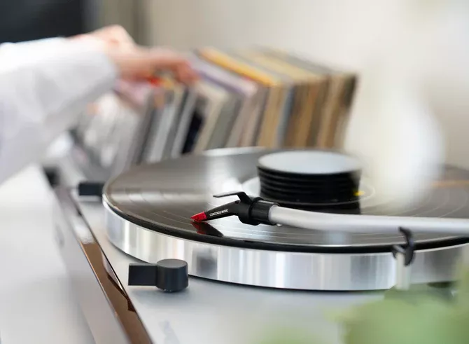 concorde_music_red_on_thorens_turntable_01.webp