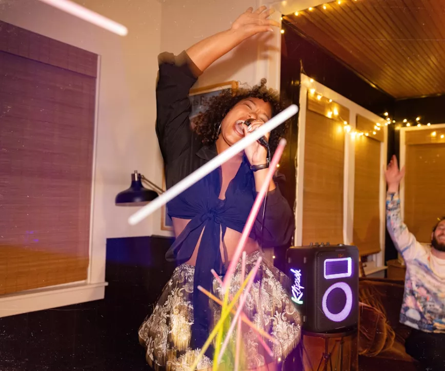 klipsch_party_speakers_vibe_karaoke_superstar_belting_out_her_jam_2000x1670.webp