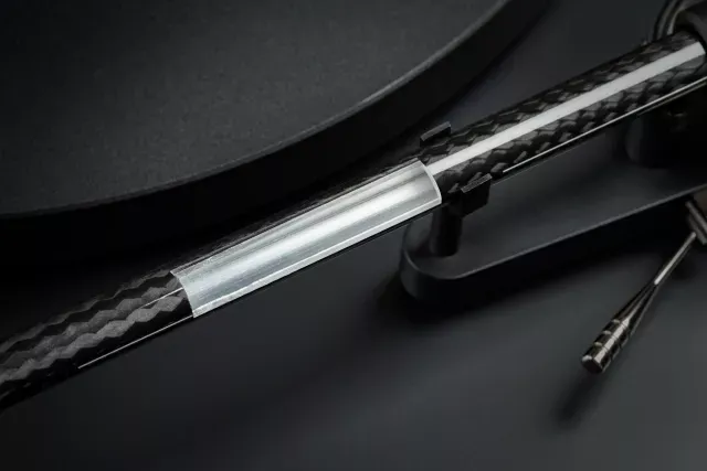 debut_pro_carbon_alu_tonearm_cut_scaled.webp